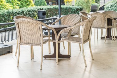 Boş masa ve sandalye 