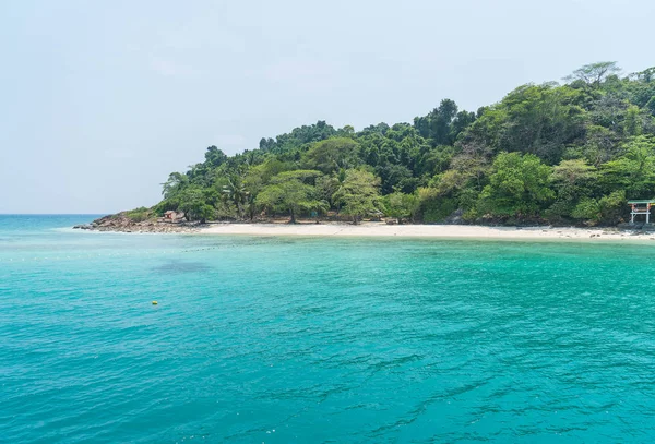 Vue générale de l'île tropicale depuis la mer — Photo