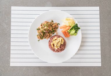 Baharatlı kıyılmış domuz berry pirinç salatası 