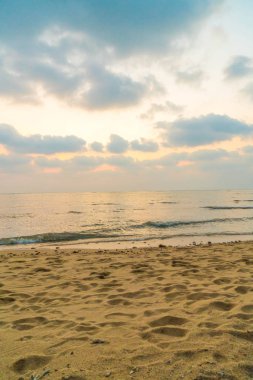 Boş deniz ve gün batımı zaman kumsalda 