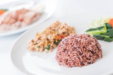 Kızarmış tavuk ile bitkisel sebze