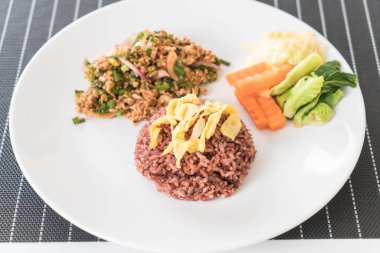 Baharatlı kıyılmış domuz berry pirinç salatası 