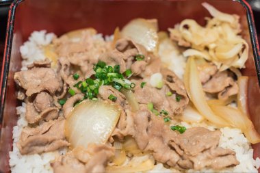 dilim domuz ile tepesinde pirinç