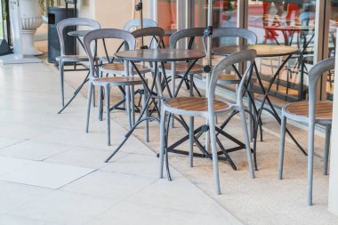 Boş masa ve sandalye 