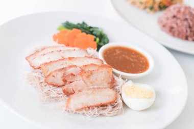 Mangalda kırmızı domuz soslu kepekli noodles ile