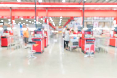 Süpermarket arka planı bulanık, müşteri ile kasiyer sayacı
