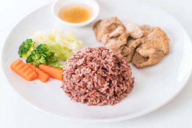 kızarmış tavuk berry pirinç ile sarımsak kara biber