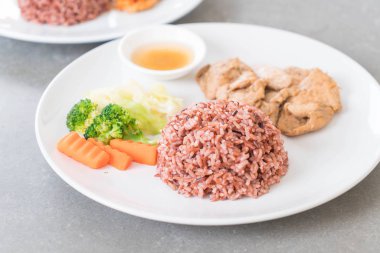 kızarmış tavuk berry pirinç ile sarımsak kara biber