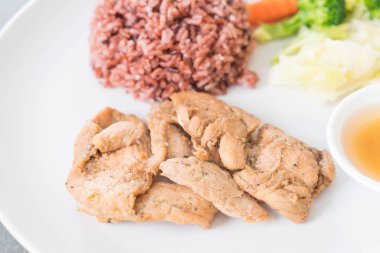 kızarmış tavuk berry pirinç ile sarımsak kara biber