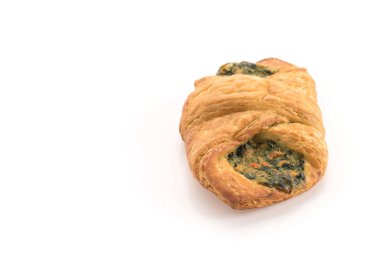 ıspanak kruvasan beyaz arka plan üzerinde