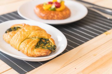 ıspanak kruvasan masada