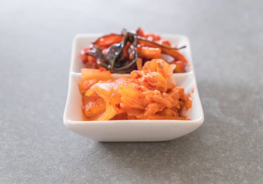 Çince lahana, kalamar ve turp kimchi 