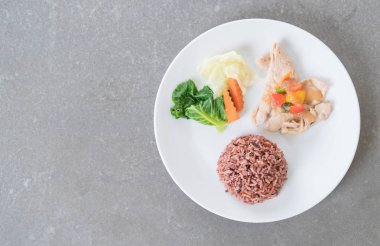 Kızartma tavuk tatlı biber ve berry pirinç 