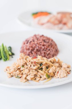 Kızarmış tavuk ile bitkisel sebze