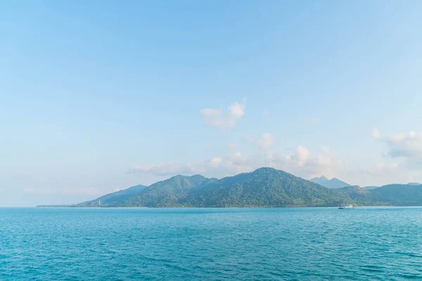 Vue générale de l'île tropicale depuis la mer — Photo