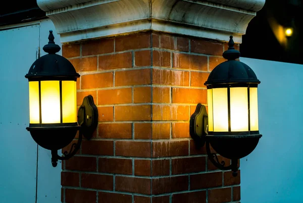 Lamp against a red brick wall at night. — Stock Photo, Image