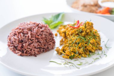 Stir Fried kıyılmış sıcak sarı Köri soslu domuz eti