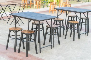 Boş masa ve sandalye restoranda