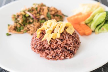 Baharatlı kıyılmış domuz berry pirinç salatası 