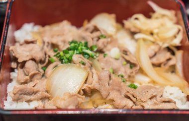 dilim domuz ile tepesinde pirinç