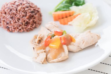 Kızartma tavuk tatlı biber ve berry pirinç 