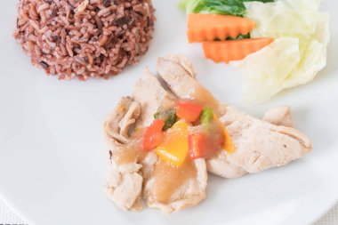 Kızartma tavuk tatlı biber ve berry pirinç 