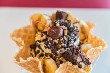 Bir yenilebilir gözleme kase dondurma 