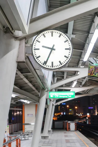 Primer plano del reloj en la estación de tren del cielo —  Fotos de Stock