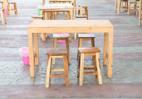 Mesa y silla vacías en el restaurante — Foto de Stock