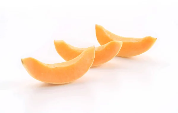 Frische Cantaloupe auf weißem Hintergrund — Stockfoto