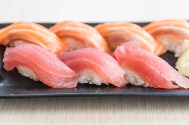 Suşi somon ve ton balığı