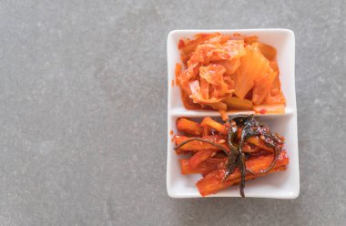 Çince lahana, kalamar ve turp kimchi 