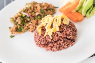 Baharatlı kıyılmış domuz berry pirinç salatası 