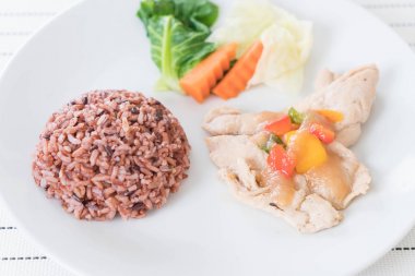 Kızartma tavuk tatlı biber ve berry pirinç 