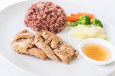 kızarmış tavuk berry pirinç ile sarımsak kara biber