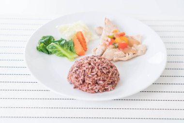 Kızartma tavuk tatlı biber ve berry pirinç 