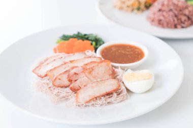 Mangalda kırmızı domuz soslu kepekli noodles ile