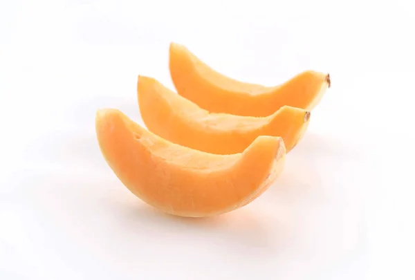 Frische Cantaloupe auf weißem Hintergrund — Stockfoto
