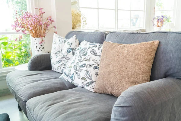 Almohada en el interior de decoración de sofá — Foto de Stock