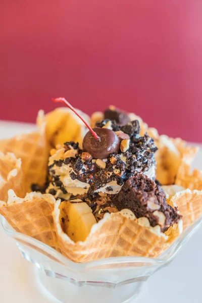 Sorvete Sundae em uma tigela de waffle comestível Imagem De Stock