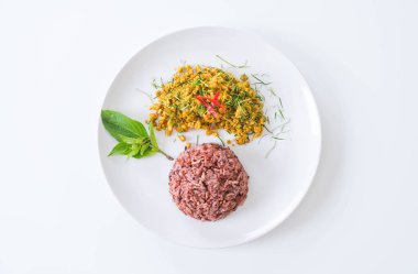 Stir Fried kıyılmış sıcak sarı Köri soslu domuz eti