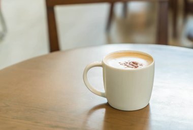 Kahve dükkanında kahve fincanı.