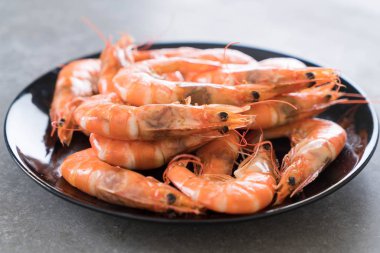 Bütün pişmiş kaplan karides 