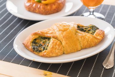 ıspanak kruvasan masada