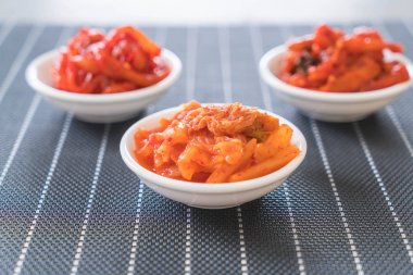 Çince lahana, kalamar ve turp kimchi 