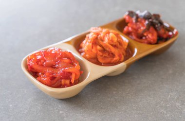 Çince lahana, kalamar ve turp kimchi 