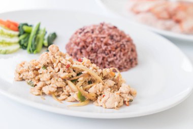 Kızarmış tavuk ile bitkisel sebze