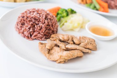 kızarmış tavuk berry pirinç ile sarımsak kara biber