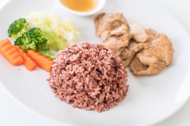 kızarmış tavuk berry pirinç ile sarımsak kara biber