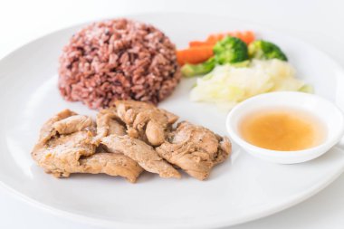 kızarmış tavuk berry pirinç ile sarımsak kara biber